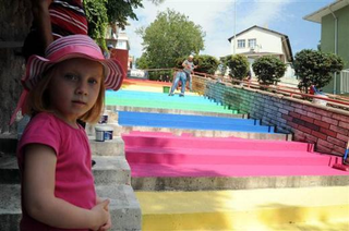 Illustration for article titled Senior citizen paints rainbow on Istanbul stairs